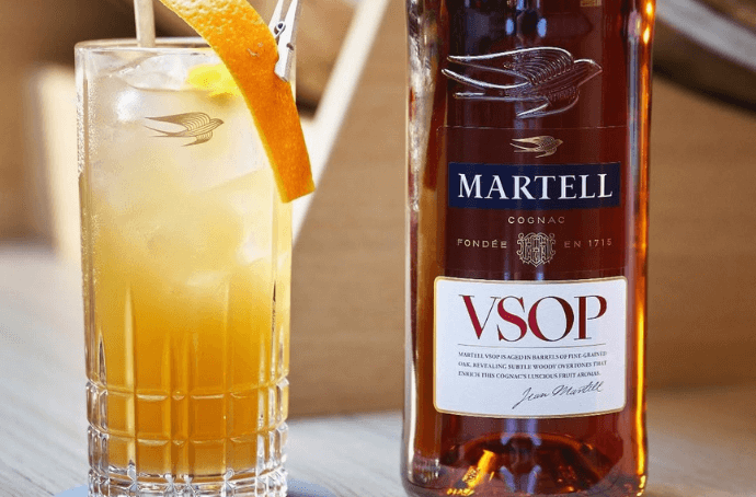 Martell VSOP Przy drinku ze skórką cytryny